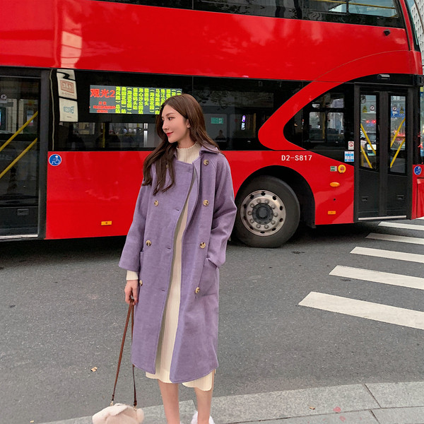 Hosszú lila kabát gombokkal és zsebekkel