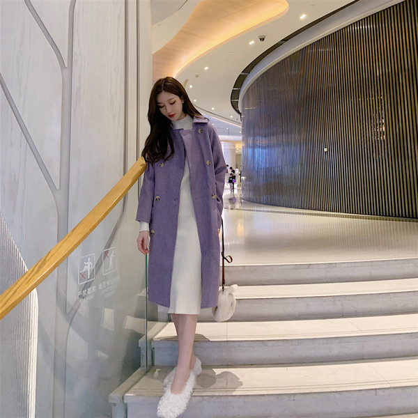 Hosszú lila kabát gombokkal és zsebekkel