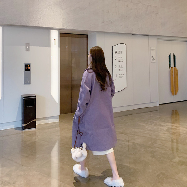 Hosszú lila kabát gombokkal és zsebekkel