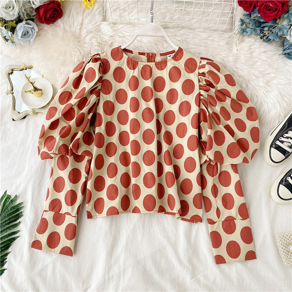 Női pöttyös blúz kerek nyakkivágással, fekete és piros színben