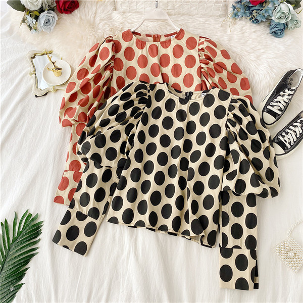 Női pöttyös blúz kerek nyakkivágással, fekete és piros színben