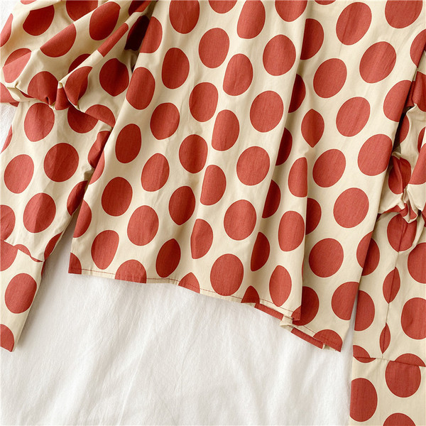 Női pöttyös blúz kerek nyakkivágással, fekete és piros színben