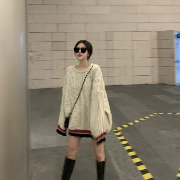 Pulover lung și larg cu decolteu oval în culoarea alb