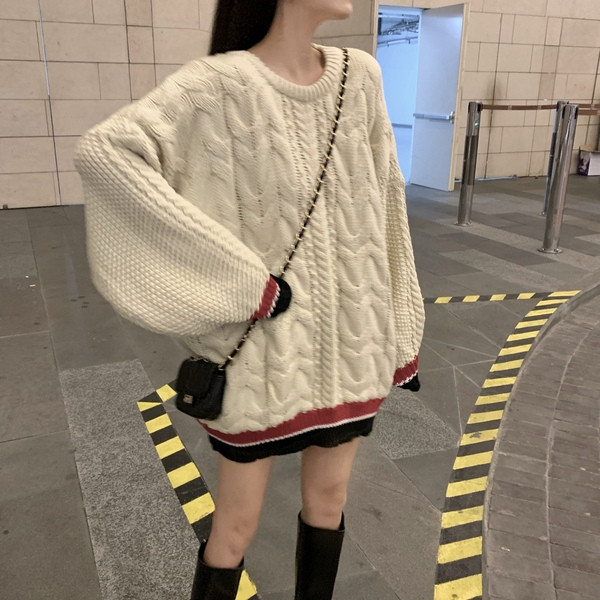 Pulover lung și larg cu decolteu oval în culoarea alb