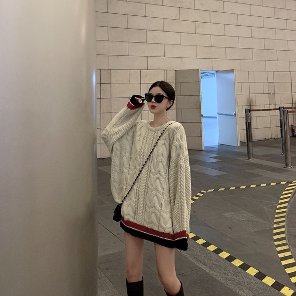 Pulover lung și larg cu decolteu oval în culoarea alb