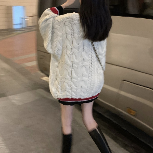 Pulover lung și larg cu decolteu oval în culoarea alb