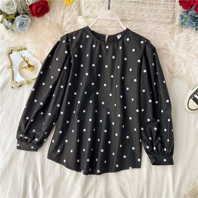 Μοντέρνο γυναικείο πουκάμισο πουά σε λευκό και μαύρο χρώμα