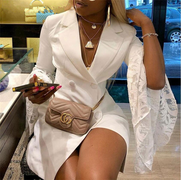 Κομψό γυναικείο φόρεμα με μανίκια δαντέλα σε λευκό και μαύρο χρώμα