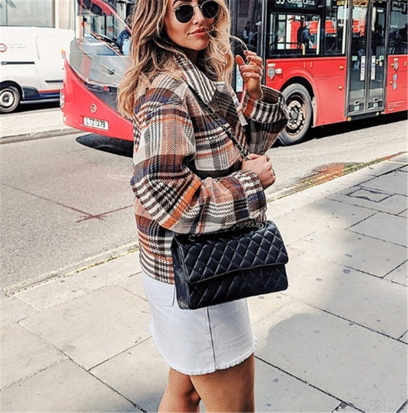 Palton de damă elegant în carouri, cu nasturi și buzunar