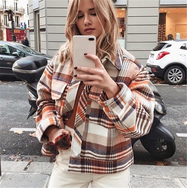 Palton de damă elegant în carouri, cu nasturi și buzunar