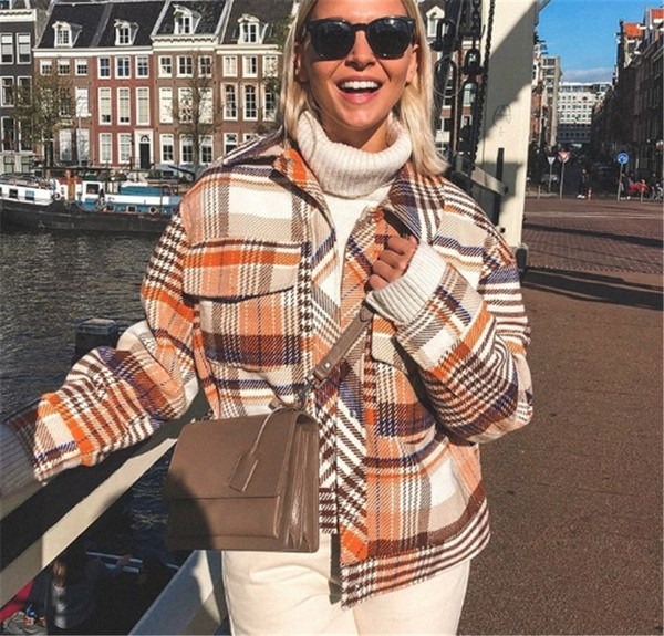 Palton de damă elegant în carouri, cu nasturi și buzunar