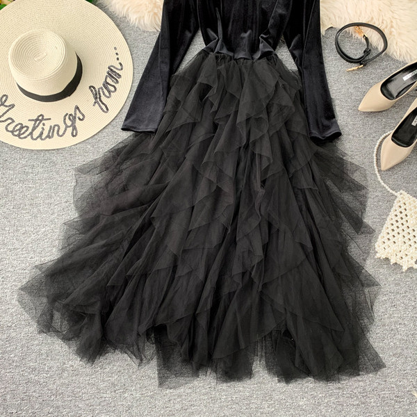 Rochie moderna de dama in negru cu tul