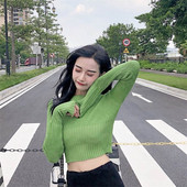 Vékony kötésből készült rövid női pulóver zöld és bézs színben