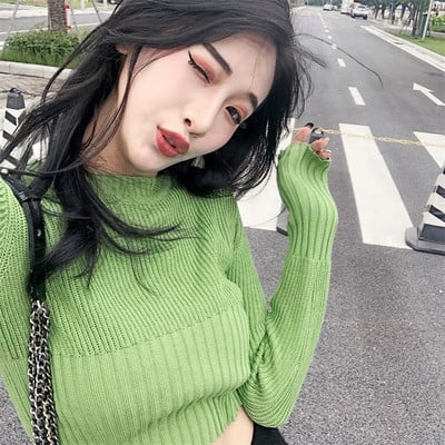 Vékony kötésből készült rövid női pulóver zöld és bézs színben