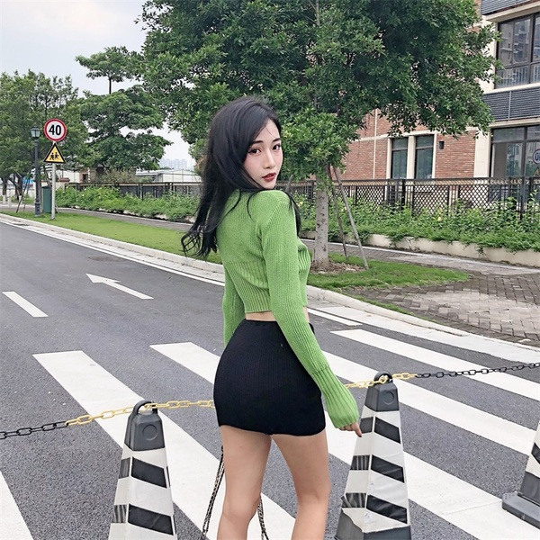 Vékony kötésből készült rövid női pulóver zöld és bézs színben