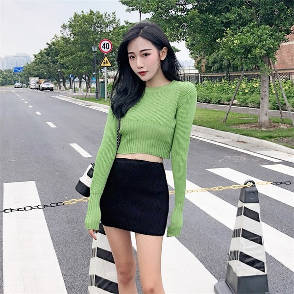 Vékony kötésből készült rövid női pulóver zöld és bézs színben