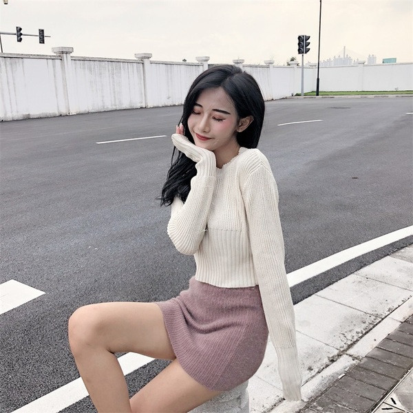 Vékony kötésből készült rövid női pulóver zöld és bézs színben