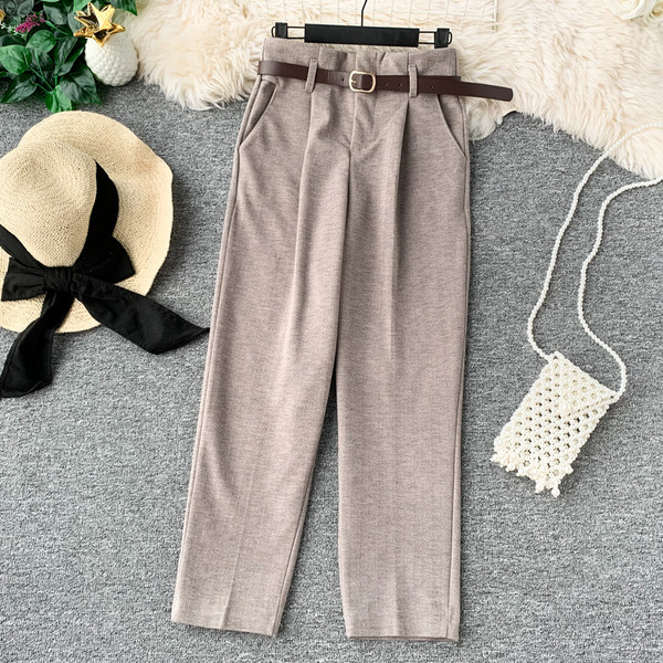 Стилен дамски панталон в черен и сив цвят с колан