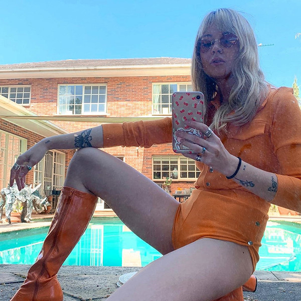 Új modell modern női body klasszikus gallérral és narancssárga gombokkal