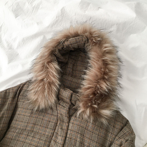 Geaca dama moderna in carouri cu gluga si puf model asimetric