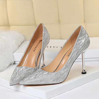 Modern női magas sarkú cipő arany és ezüst színben, fényes hatással