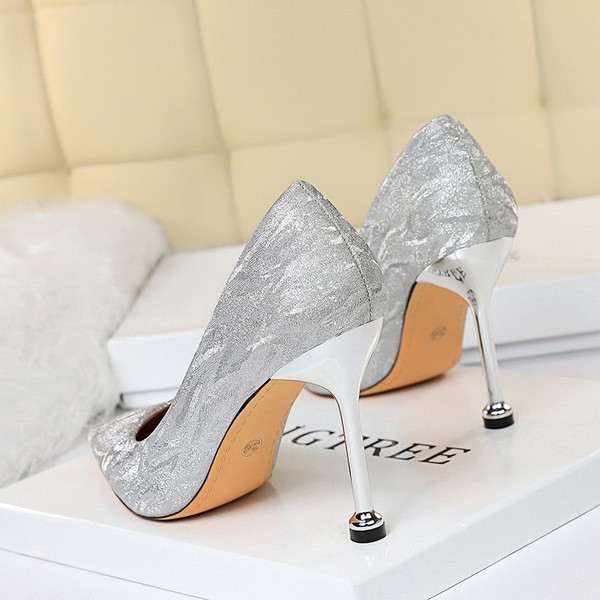 Modern női magas sarkú cipő arany és ezüst színben, fényes hatással