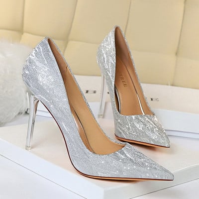 Stílusos női magassarkú cipő hegyes modell ezüst és arany színben
