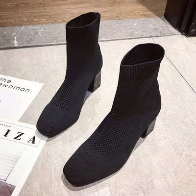 Γυναικείες μπότες με τακούνι σε μαύρο και μπεζ χρώμα