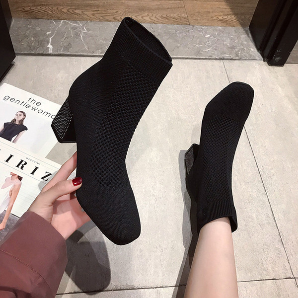 Γυναικείες μπότες με τακούνι σε μαύρο και μπεζ χρώμα