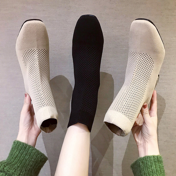 Γυναικείες μπότες με τακούνι σε μαύρο και μπεζ χρώμα