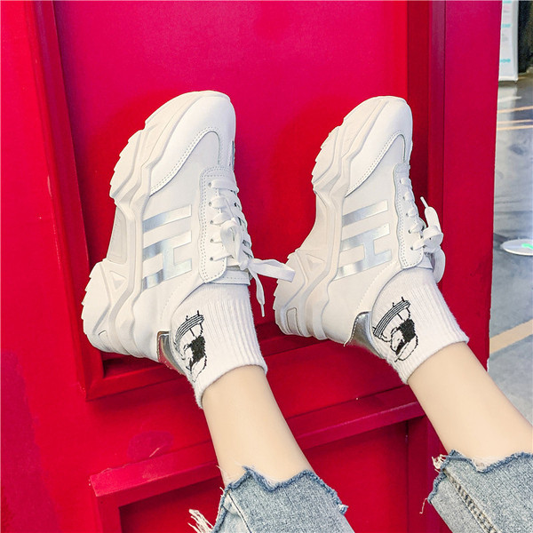 Sport és alkalmi női tornacipő durva talppal, három színben