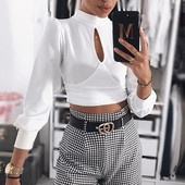 Μοντέρνα γυναικεία μπλούζα με κομμένα κομμάτια και κολάρο σε λευκό και μαύρο χρώμα