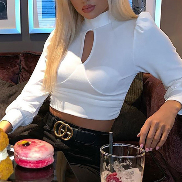 Μοντέρνα γυναικεία  μπλούζα με κομμένα κομμάτια και κολάρο  σε λευκό και μαύρο χρώμα