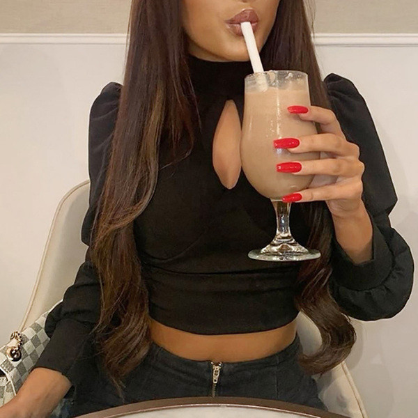 Μοντέρνα γυναικεία  μπλούζα με κομμένα κομμάτια και κολάρο  σε λευκό και μαύρο χρώμα