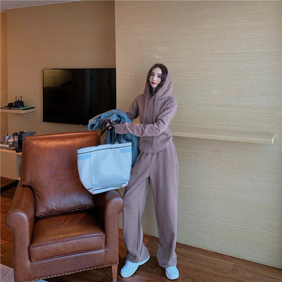 Set sport din hanorac scurt și pantaloni largi