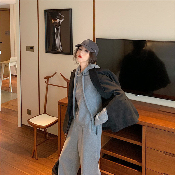 Set sport din hanorac scurt și pantaloni largi