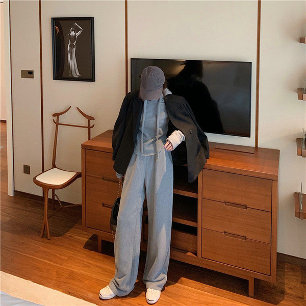 Set sport din hanorac scurt și pantaloni largi