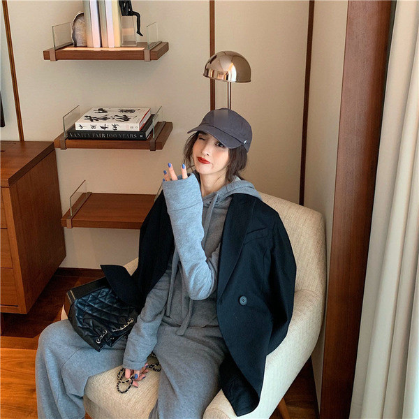 Set sport din hanorac scurt și pantaloni largi