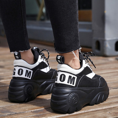 Stílusos női tornacipő magas és durva talppal, két színben