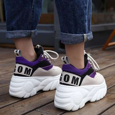 Stílusos női tornacipő magas és durva talppal, két színben