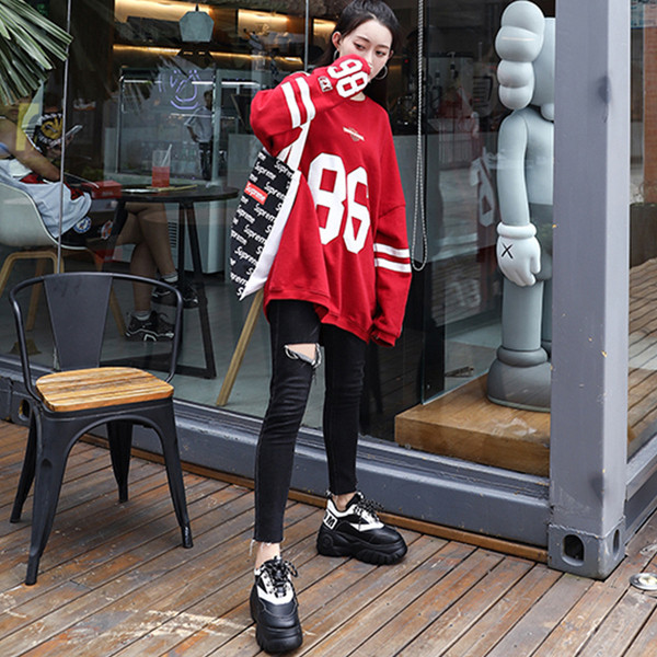 Stílusos női tornacipő magas és durva talppal, két színben