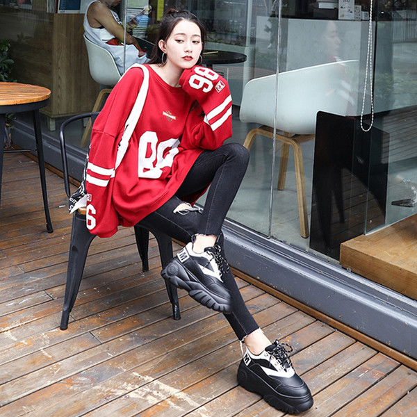 Stílusos női tornacipő magas és durva talppal, két színben