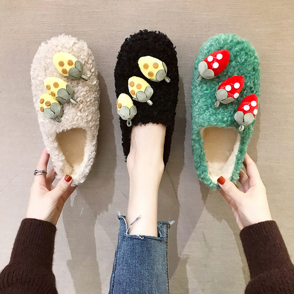 Papuci de damă cu element 3D cu talpă plată în verde, negru și bej