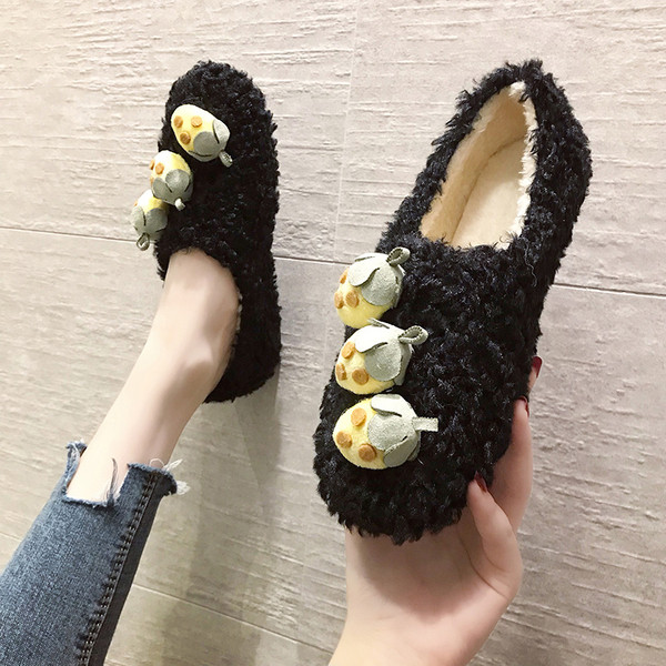 Papuci de damă cu element 3D cu talpă plată în verde, negru și bej