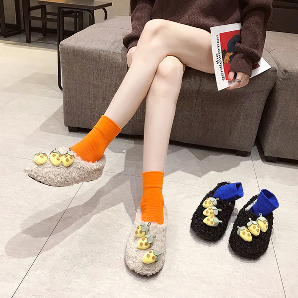 Papuci de damă cu element 3D cu talpă plată în verde, negru și bej