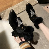 Modern női csizma hegyes modell, fekete és szürke pehelyszínnel