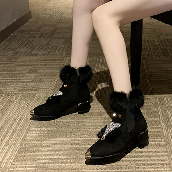 Modern női csizma hegyes modell, fekete és szürke pehelyszínnel