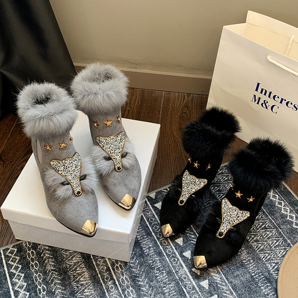 Modern női csizma hegyes modell, fekete és szürke pehelyszínnel