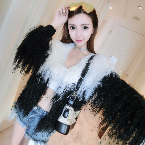 Vesta moderna de dama alb-negru cu franjuri