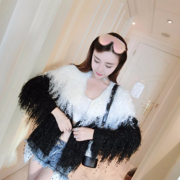 Vesta moderna de dama alb-negru cu franjuri